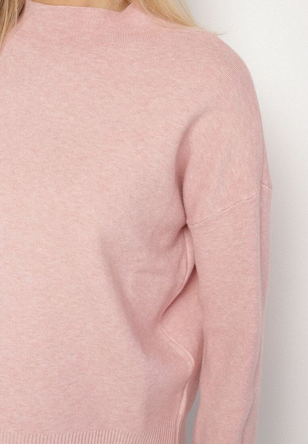 Born2be - Różowy Gładki Sweter o Pudełkowym Kroju ze Stójką Unessa. Okazja: na co dzień. Typ kołnierza: kołnierzyk stójkowy. Kolor: różowy. Materiał: jeans. Wzór: gładki. Styl: casual