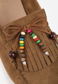 Renee - Ciemnobeżowe Mokasyny VICES z Imitacji Zamszu z Kokardką Kolorowymi Koralikami i Skórzaną Wkładką Nenden. Okazja: na co dzień. Kolor: beżowy. Materiał: skóra, zamsz. Wzór: kolorowy. Styl: casual, elegancki #5