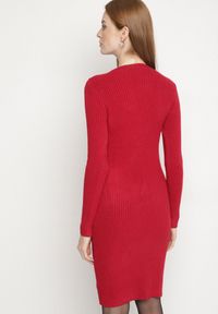 Born2be - Bordowa Dopasowana Sukienka z Prążkowanej Dzianiny z Bawełną Tesmera. Okazja: na co dzień, do pracy, na spotkanie biznesowe. Kolor: czerwony. Materiał: prążkowany, bawełna, dzianina. Styl: biznesowy, casual #4