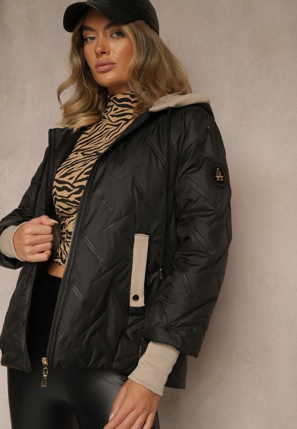 Renee - Czarna Kurtka z Pikowanymi Przeszyciami Kontrastowymi Wstawkami i Kapturem Tulirea. Okazja: na co dzień. Typ kołnierza: kaptur. Kolor: czarny. Materiał: jeans. Styl: casual, elegancki