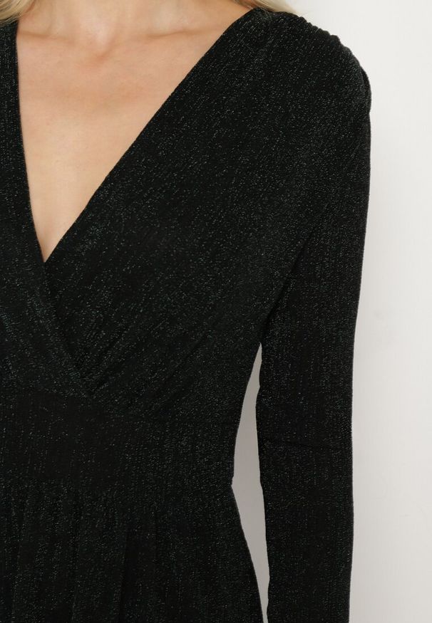 Born2be - Zielona Taliowana Sukienka z Wiskozą o Rozkloszowanym Kroju Zdobiona Metaliczną Nicią Mesinae. Okazja: na spotkanie biznesowe, do pracy. Typ kołnierza: dekolt w kształcie V. Kolor: zielony. Materiał: wiskoza. Długość rękawa: długi rękaw. Wzór: aplikacja. Typ sukienki: rozkloszowane. Styl: biznesowy, glamour, elegancki, wizytowy