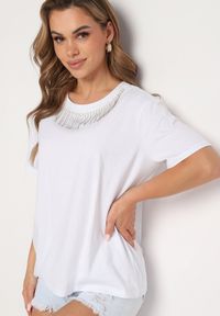 Born2be - Biały Bawełniany T-shirt z Ozdobnymi Łańcuszkami przy Dekolcie Uglefia. Okazja: na co dzień. Kolor: biały. Materiał: bawełna. Wzór: aplikacja. Styl: sportowy, casual, wizytowy, elegancki, klasyczny #1