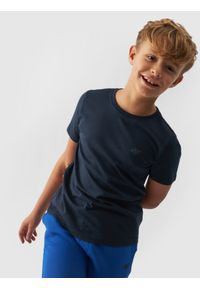 4F JUNIOR - T-shirt gładki chłopięcy - granatowy. Okazja: na co dzień. Kolor: niebieski. Materiał: bawełna, dzianina, jersey. Długość rękawa: krótki rękaw. Długość: krótkie. Wzór: gładki. Styl: casual, sportowy