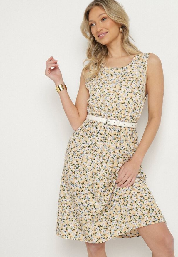 Born2be - Beżowa Sukienka w Kwiaty o Rozkloszowanym Kroju na Szerokich Ramiączkach Naivoriel. Okazja: na co dzień. Typ kołnierza: dekolt w serek. Kolor: beżowy. Materiał: zamsz. Długość rękawa: na ramiączkach. Wzór: kwiaty. Typ sukienki: rozkloszowane. Styl: casual, elegancki