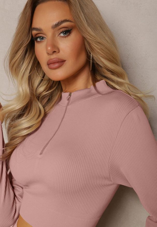 Renee - Różowa Elastyczna Bluzka na Suwak z Wycięciem przy Ściągaczu Denalla. Okazja: na co dzień. Kolor: różowy. Styl: casual