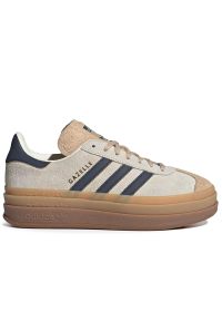 Adidas - Buty damskie adidas Originals Gazelle Bold JQ5126 - beżowe. Okazja: na co dzień. Zapięcie: pasek. Kolor: beżowy. Materiał: zamsz, skóra, syntetyk, guma. Szerokość cholewki: normalna. Wzór: aplikacja, paski. Obcas: na platformie. Model: Adidas Gazelle