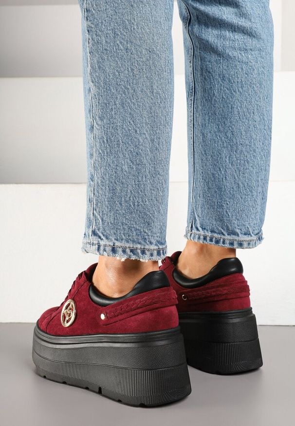 Renee - Bordowe Sneakersy Vices na Platformie Ozdobione Metaliczną Aplikacją Tatellia. Okazja: na co dzień. Zapięcie: sznurówki. Kolor: czerwony. Materiał: jeans. Wzór: aplikacja. Obcas: na platformie