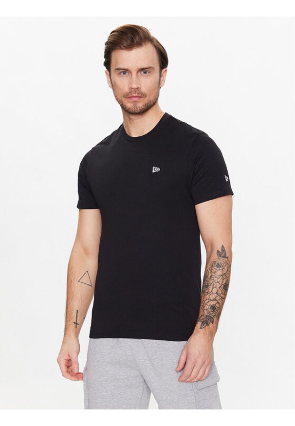 New Era T-Shirt Essentials 60332299 Czarny Regular Fit. Kolor: czarny. Materiał: bawełna