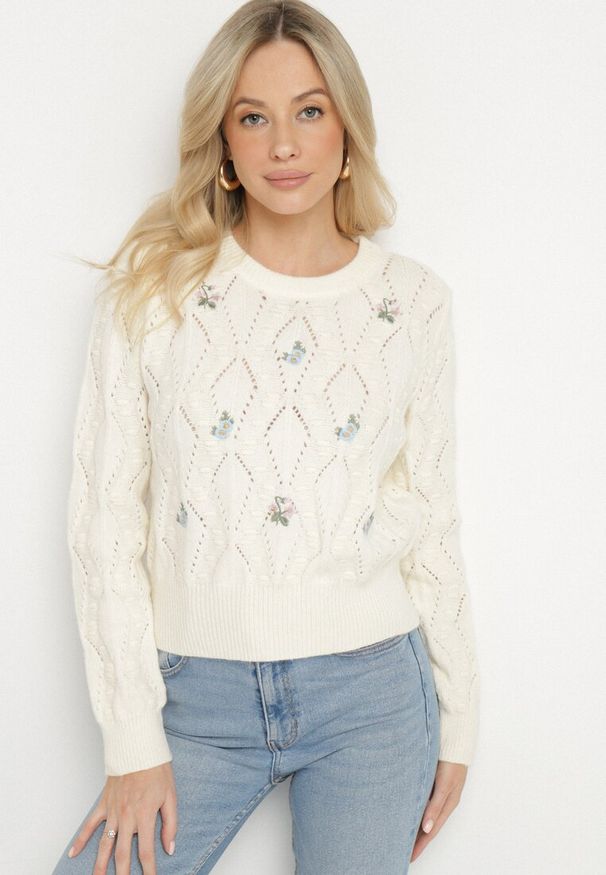 Born2be - Jasnobeżowy Sweter o Klasycznym Kroju z Haftowanymi Kwiatami Chasane. Kolor: beżowy. Materiał: bawełna, wełna. Wzór: kwiaty, haft. Styl: klasyczny