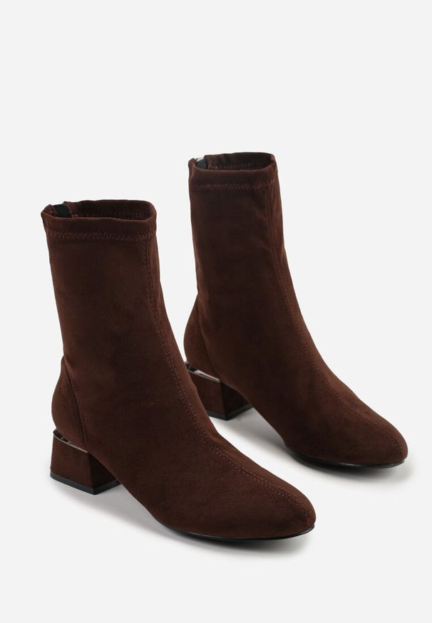 Renee - Brązowe Eleganckie Botki VICES Skarpetkowe na Klocku z Metalicznym Zdobieniem Rivite. Okazja: na co dzień. Zapięcie: zamek. Kolor: brązowy. Materiał: skóra, jeans. Wzór: aplikacja. Obcas: na obcasie. Styl: elegancki. Wysokość obcasa: średni