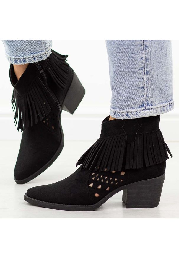 Czarne kowbojki damskie M.Daszyński Sa261-13. Okazja: na co dzień. Kolor: czarny. Materiał: zamsz. Szerokość cholewki: normalna. Sezon: wiosna, jesień, lato. Obcas: na obcasie. Styl: casual, elegancki, boho, klasyczny. Wysokość obcasa: średni