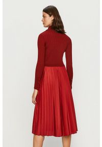 Sportmax Code - Sukienka. Kolor: czerwony. Materiał: materiał. Długość rękawa: długi rękaw. Typ sukienki: rozkloszowane, plisowane #5