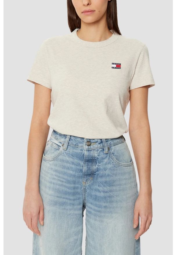 Tommy Jeans - TOMMY JEANS Beżowy damski t-shirt z małym logo, Rozmiar S. Kolor: beżowy