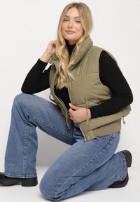 Born2be - Zielona Pikowana Kamizelka Przejściowa z Imitacji Skóry Isokira. Okazja: na co dzień. Typ kołnierza: kaptur. Kolor: zielony. Materiał: skóra. Wzór: aplikacja. Styl: casual #5