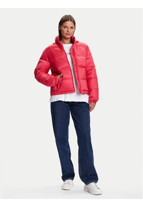 Tommy Jeans Kurtka zimowa DW0DW21619 Czerwony Relaxed Fit. Kolor: czerwony. Materiał: syntetyk. Sezon: zima