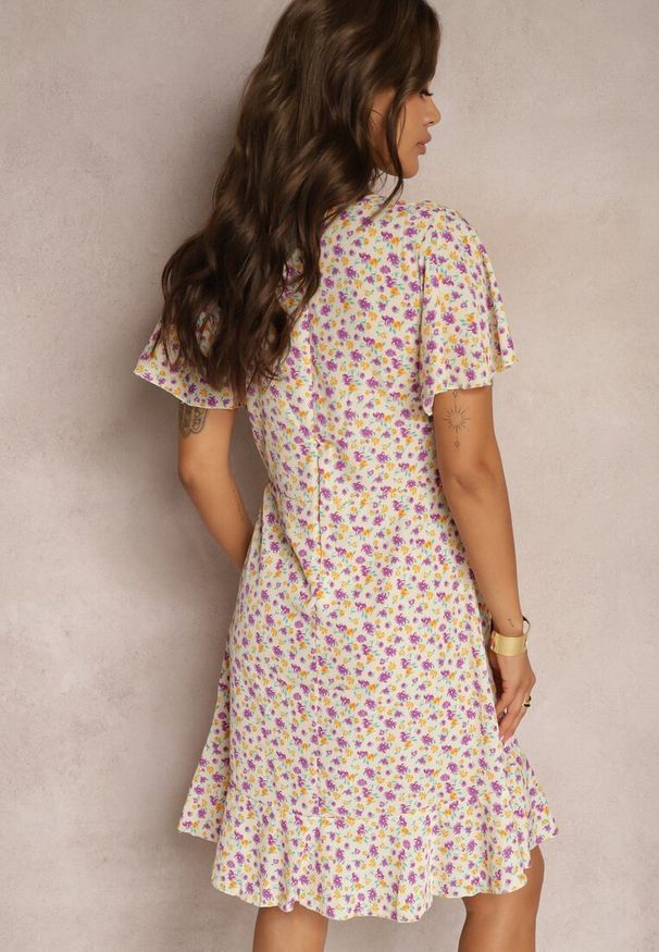 Renee - Beżowa Sukienka Midi o Pudełkowym Kroju w Kwiaty Kimbr. Kolor: beżowy. Wzór: kwiaty. Długość: midi