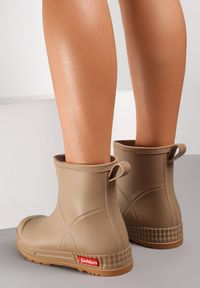 Born2be - Ciemnobeżowe Kalosze Melenope. Okazja: na co dzień. Wysokość cholewki: za kostkę. Nosek buta: okrągły. Kolor: beżowy. Materiał: guma. Szerokość cholewki: szeroka. Wzór: gładki, jednolity, napisy, kolorowy. Styl: casual #2