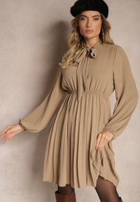 Renee - Ciemnobeżowa Plisowana Sukienka o Eleganckim Kroju z Wiązaniem przy Dekolcie i Gumką w Pasie Belorinda. Okazja: na co dzień. Typ kołnierza: typu klepsydra. Kolor: beżowy. Długość rękawa: długi rękaw. Styl: elegancki #4