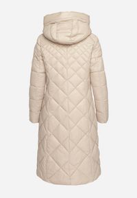 Born2be - Beżowa Długa Pikowana Kurtka z Kapturem Sisilara. Okazja: na co dzień, na spacer. Typ kołnierza: kaptur. Kolor: beżowy. Długość: długie. Sezon: zima, jesień. Styl: klasyczny, casual, elegancki #7