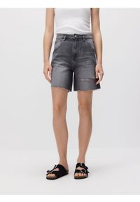 Reserved - Jeansowe szorty z przetarciem - szary. Kolor: szary. Materiał: jeans