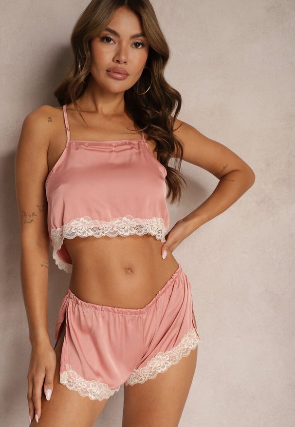 Renee - Różowy Komplet Piżamowy Krótki Wiązany Top na Ramiączkach Szorty z Gumką w Talii Tiseria. Kolekcja: plus size. Kolor: różowy. Materiał: materiał. Długość: krótkie