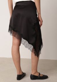 Born2be - Czarna Satynowa Spódnica o Asymetrycznym Kroju z Koronką Arlivia. Kolor: czarny. Materiał: satyna, koronka. Wzór: koronka. Styl: elegancki, klasyczny #8