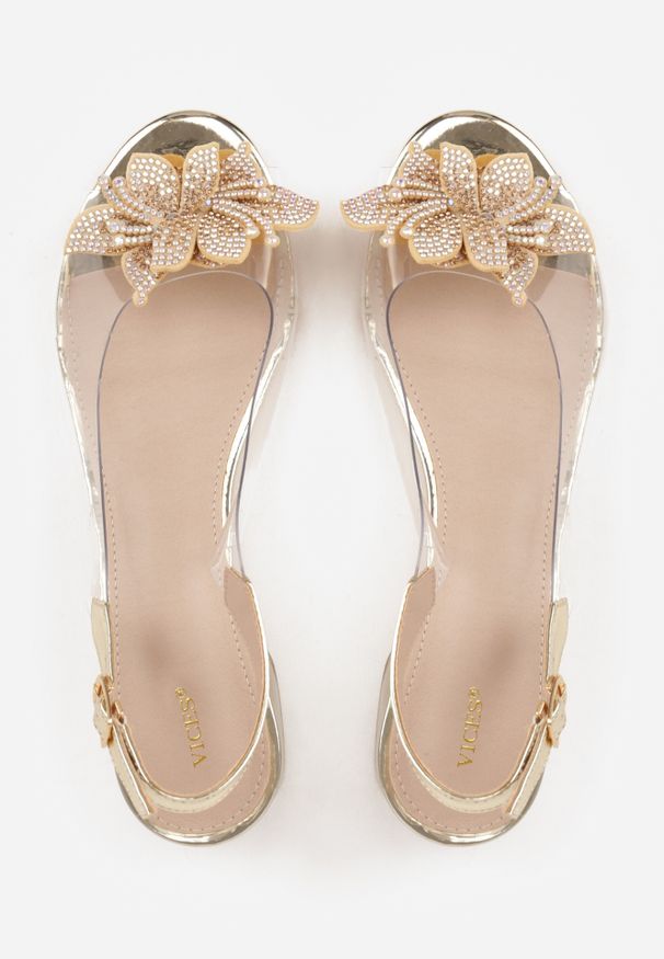 Renee - Złote Transparentne Sandały VICES na Słupku Ozdobione Cyrkoniami i Kwiatem 3D Lagumare. Zapięcie: pasek. Kolor: złoty. Materiał: satyna. Wzór: kwiaty, aplikacja. Obcas: na słupku. Styl: glamour