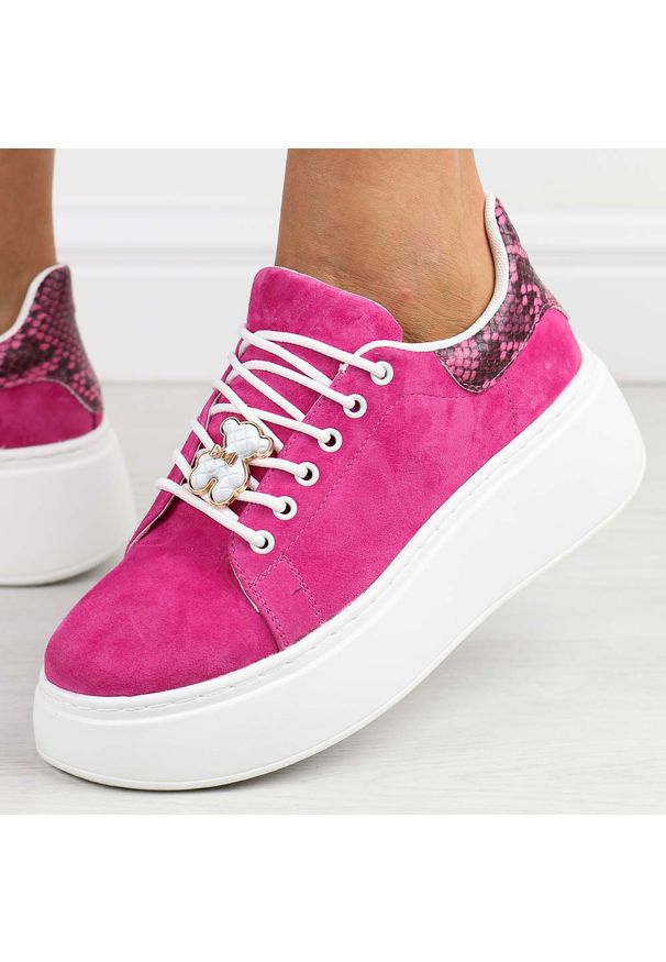 Fuksja zamszowe skórzane sneakersy damskie Vinceza 89104. Okazja: na co dzień. Kolor: różowy. Materiał: zamsz, skóra. Szerokość cholewki: normalna. Sezon: wiosna, jesień, lato. Obcas: na platformie