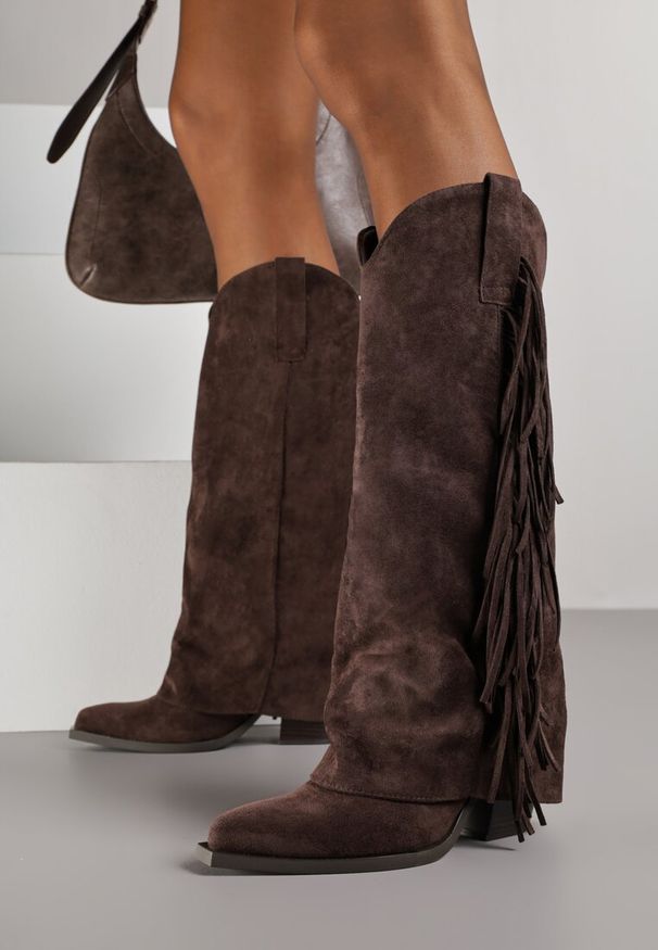 Renee - Ciemnobrązowe Kozaki Kowbojki na Stożku z Cholewką Imitującą Nogawkę z Frędzlami Monettea. Kolor: brązowy. Materiał: jeans. Szerokość cholewki: normalna. Obcas: na stożku