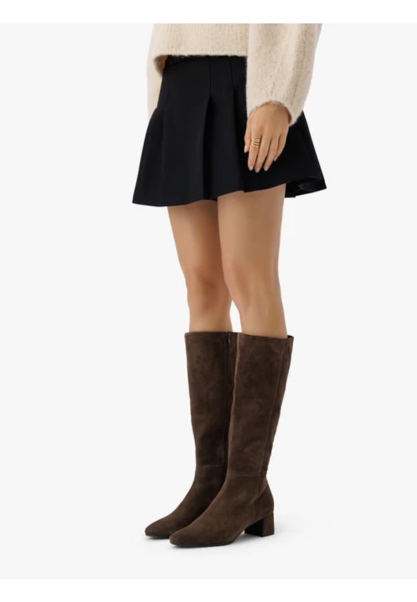 Ryłko - Brązowe kozaki ze skóry welurowej na słupku. Zapięcie: zamek. Kolor: brązowy. Materiał: welur, skóra. Szerokość cholewki: normalna. Sezon: jesień. Obcas: na słupku. Styl: street, klasyczny, elegancki. Wysokość obcasa: średni