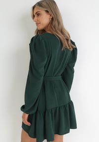 Born2be - Ciemnozielona Sukienka Pudełkowa z Falbanką Vinyo. Kolor: zielony. Materiał: tkanina. Wzór: gładki, jednolity. Styl: klasyczny. Długość: mini #3