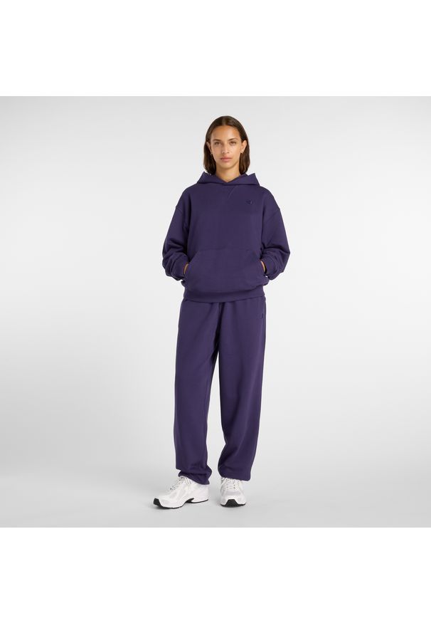 Bluza damska New Balance WT41537BOY – fioletowa. Okazja: na co dzień. Kolor: fioletowy. Materiał: bawełna, prążkowany, dresówka. Wzór: ze splotem. Styl: klasyczny, casual