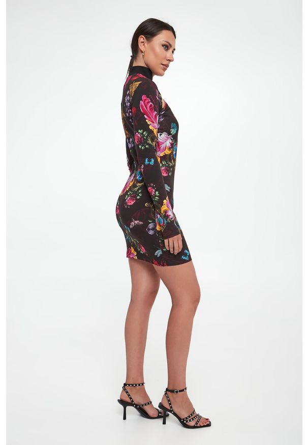 Versace Jeans Couture - Sukienka mini we wzór VERSACE JEANS COUTURE. Długość: mini