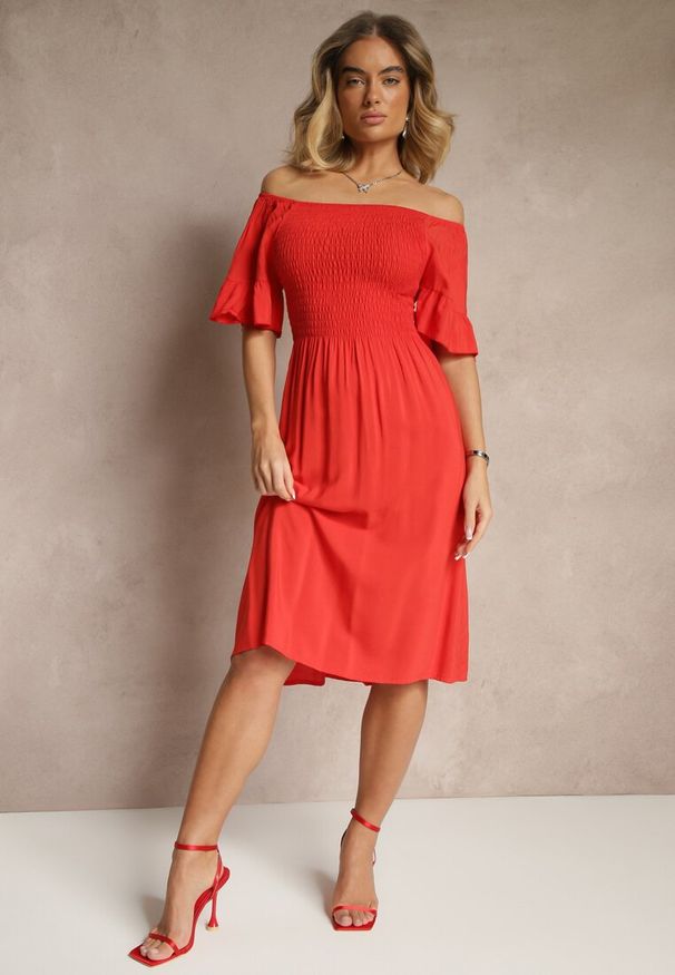 Renee - Czerwona Sukienka Rozkloszowana z Bawełny z Bufkami w Ramionach i Gumkami w Biuście Norlio. Okazja: na co dzień. Kolor: czerwony. Materiał: bawełna. Typ sukienki: rozkloszowane. Styl: klasyczny, casual, elegancki