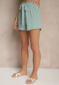 Renee - Zielone Szorty High Waist z Ozdobnym Wiązaniem i Gumką w Pasie Mevalena. Okazja: na co dzień. Stan: podwyższony. Kolor: zielony. Styl: elegancki, casual #3