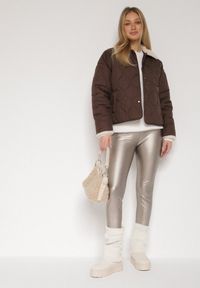 Born2be - Szampańskie Legginsy z Ekoskóry z Guzikami Wysokim Stanem i Gumką w Talii Sintheria. Okazja: na co dzień, na spacer. Stan: podwyższony. Kolor: złoty. Materiał: materiał, kaszmir. Wzór: aplikacja. Sezon: jesień. Styl: casual, elegancki #4