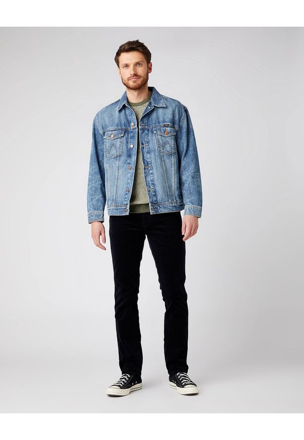 Wrangler - MĘSKIE SPODNIE MATERIAŁOWE WRANGLER TEXAS SLIM NAVY W12SEC114 112141147. Materiał: materiał