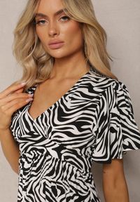 Renee - Czarno-Biała Rozkloszowana Sukienka Mini z Wiskozy Ozdobiona Hipnotyzującym Printem Aluraisa. Kolor: czarny. Materiał: wiskoza. Wzór: aplikacja, nadruk. Sezon: lato. Długość: mini #3