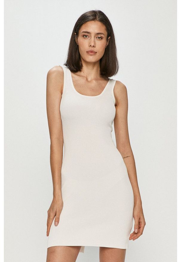 Guess - Sukienka. Okazja: na co dzień. Kolor: biały. Materiał: dzianina. Długość rękawa: na ramiączkach. Typ sukienki: proste. Styl: casual