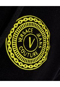 Versace Jeans Couture - VERSACE JEANS COUTURE - Czarna bluza z emblematem. Kolor: czarny. Długość rękawa: długi rękaw. Długość: długie. Styl: klasyczny #5