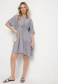 Born2be - Szara Sukienka Koszulowa z Wiskozy z Kołnierzykiem i Wiązaniem Nanieria. Okazja: na co dzień. Kolor: szary. Materiał: wiskoza. Długość rękawa: krótki rękaw. Typ sukienki: koszulowe. Styl: boho, casual #4