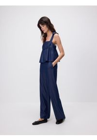 Reserved - Jeansy wide leg z rozcięciem - granatowy. Kolor: niebieski. Materiał: jeans