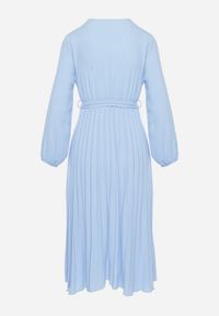 Born2be - Jasnoniebieska Sukienka Mesyre. Okazja: do pracy, na randkę. Typ kołnierza: dekolt w kształcie V. Kolor: niebieski. Materiał: materiał. Typ sukienki: kopertowe, plisowane. Długość: midi #4