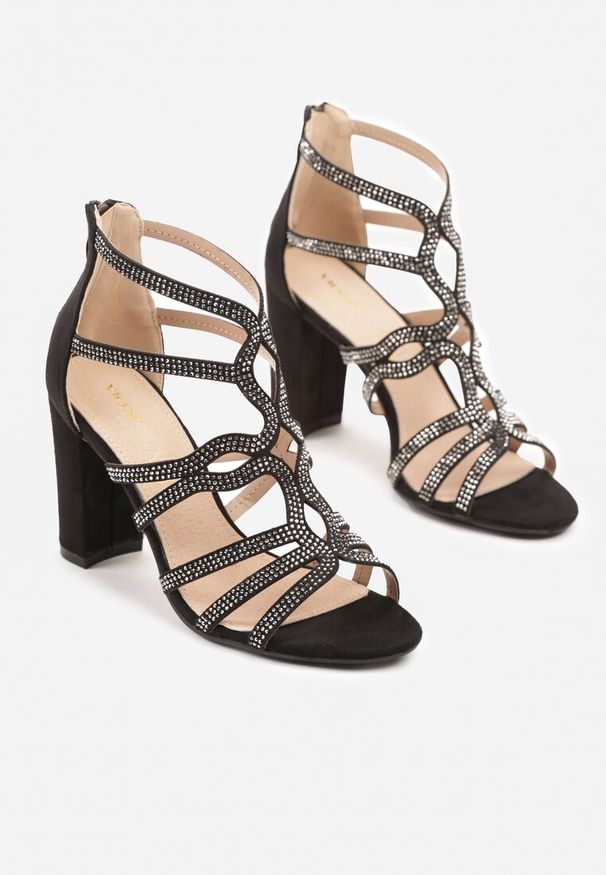 Renee - Czarne Cyrkoniowe Sandały Vices na Obcasie ze Skórzaną Wkładką Tillionea. Okazja: na co dzień. Zapięcie: pasek. Kolor: czarny. Wzór: paski. Materiał: skóra. Sezon: lato. Obcas: na obcasie. Styl: casual, wizytowy. Wysokość obcasa: średni