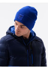 Ombre Clothing - Czapka męska z naszywką H103 - niebieska - uniwersalny. Kolor: niebieski. Materiał: dzianina, akryl, prążkowany. Wzór: aplikacja