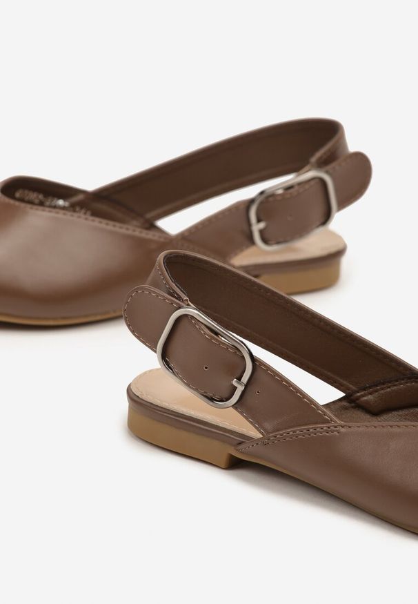 Renee - Brązowe Sandały Vices Slingback z Paskiem ze Sprzączką Nirarine. Okazja: na spacer. Nosek buta: szpiczasty. Zapięcie: pasek. Kolor: brązowy. Wzór: koronka. Materiał: koronka. Obcas: na obcasie. Styl: elegancki. Wysokość obcasa: średni
