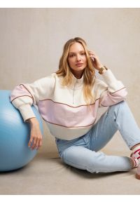 Big-Star - Bluza damska ze stójką zapinaną na zamek kremowa Rozalina 103. Typ kołnierza: kołnierzyk stójkowy. Kolor: biały. Materiał: dresówka, dzianina, jeans. Wzór: haft. Styl: sportowy, klasyczny #4