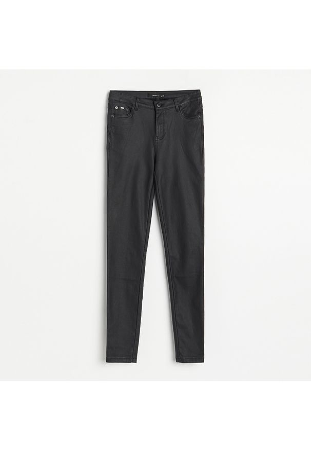Reserved - Woskowane spodnie - Czarny. Kolor: czarny