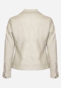 Born2be - Jasnobeżowa Kurtka Ramoneska Bez Kołnierzyka z Suwakami na Rękawach Rilinne. Okazja: na co dzień, na spacer. Typ kołnierza: bez kołnierzyka. Kolekcja: plus size. Kolor: beżowy. Sezon: wiosna. Styl: casual, elegancki #4