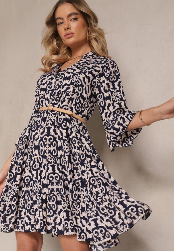 Renee - Granatowa Sukienka Bawełniana o Rozkloszowanym Kroju w Etniczny Print Zalivine. Okazja: na spacer, na co dzień. Typ kołnierza: dekolt w kształcie V. Kolor: niebieski. Materiał: bawełna. Wzór: nadruk. Sezon: lato. Typ sukienki: rozkloszowane. Styl: casual, elegancki